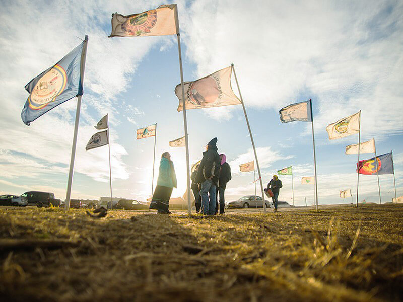 Banderas ondeando en el campamento Oceti Sakowin cerca de Cannonball, North Dakota